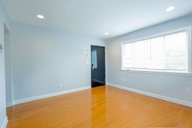 Foto del edificio - Charming 2 BR/1 BA Apartment in Deanwood –...