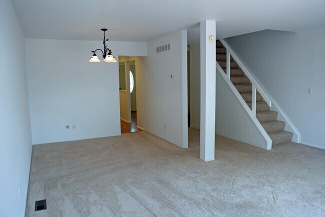 Building Photo - Sharp 2 bedroom, 2 1/2 bath with basement ...