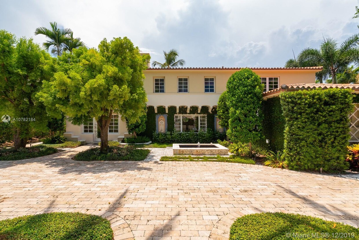 Foto principal - 3190 Pine Tree Dr