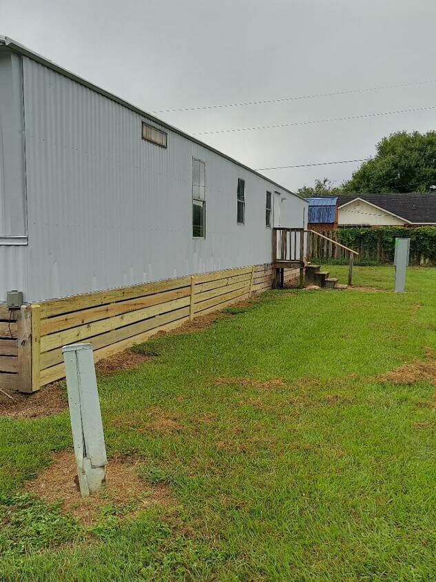 Building Photo - 675 Airport Rd