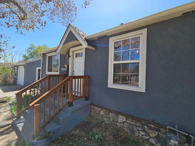Building Photo - Charming 2-Bedroom Home with Spacious Back...