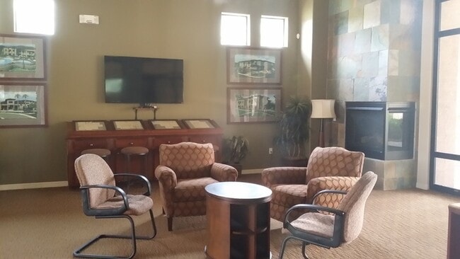 Building Photo - Condo located in prime Gilbert location