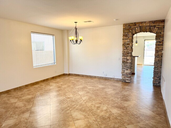 Foto del edificio - Two Story 4 bed/3 bath home with a loft! Close to Shopping & Restaurants