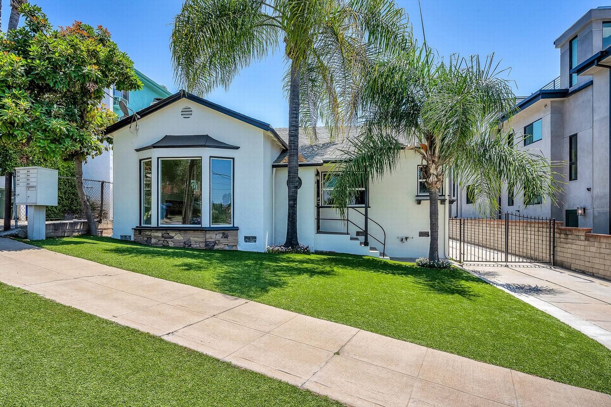 Photo - 2828 Avenel St.