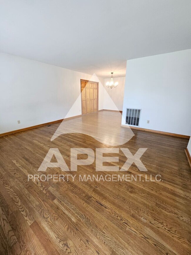 Foto del edificio - Beautiful 4 Bd 2/Ba + Bonus Rm, Basement R...