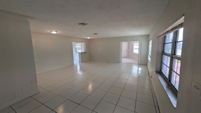 Building Photo - Your Next Home Awaits! Spacious Living in a Prime Lauderhill Location
