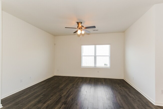 Foto del edificio - 5740 Timber Leaf Lp