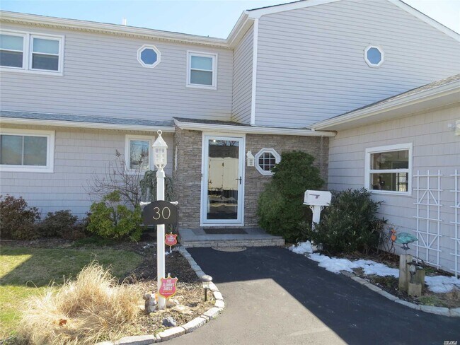 Building Photo - 30 Manor Ln