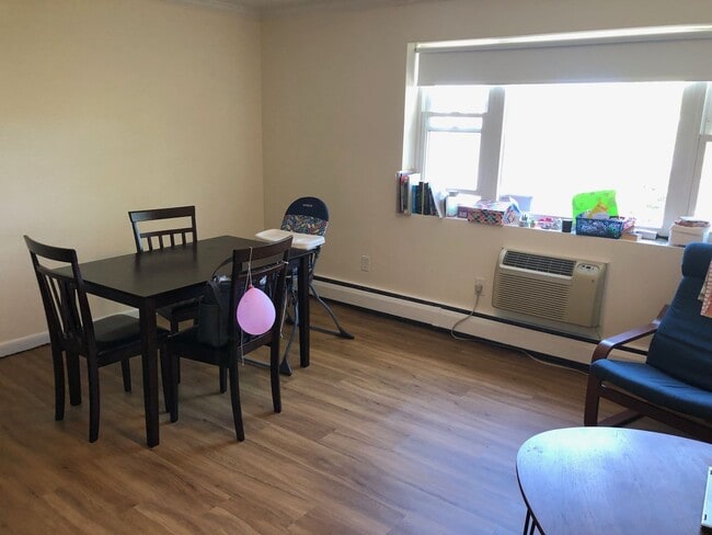 Building Photo - Beautiful top floor 2 bed unit