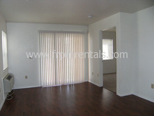 Building Photo - 870 Belmont St