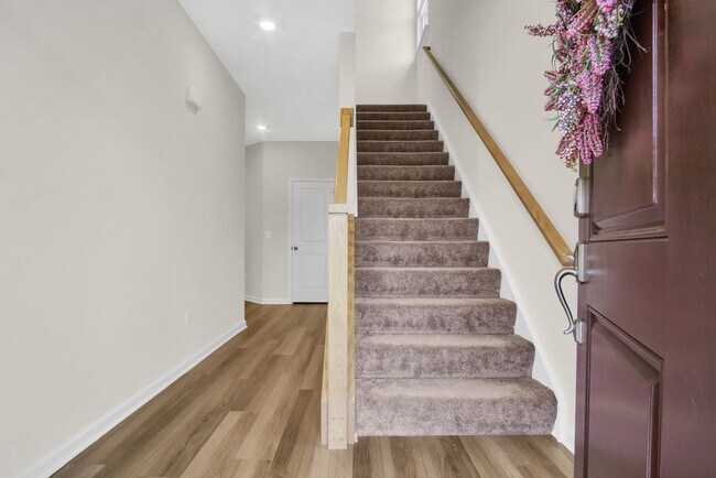 Foto del edificio - Spacious 3 Bedroom 3.5 Bath Townhome with Finished Basement & First-Floor Suite Near I-64