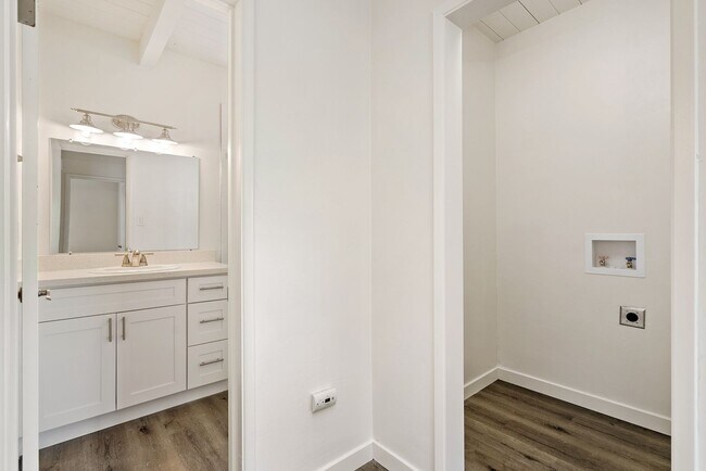 Building Photo - Renovated 2 Bedroom 1 Bath Unit