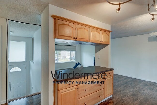 Building Photo - Beautiful 4 bedroom 2.5 bathroom home