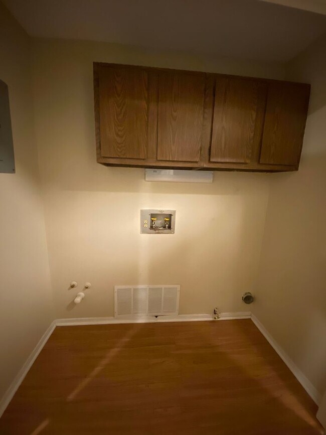 Building Photo - 1925 SE King Ave