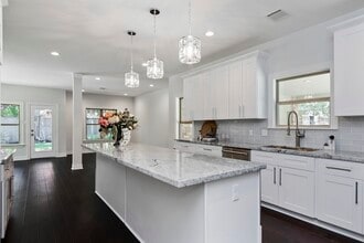 Building Photo - 810 Herdsman Dr
