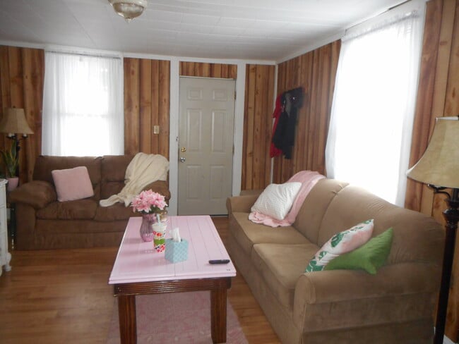 Building Photo - 102 5th St