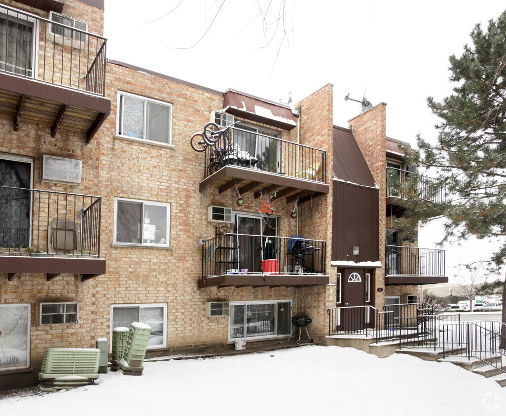 Primary Photo - 301 W Hawthorne Cir
