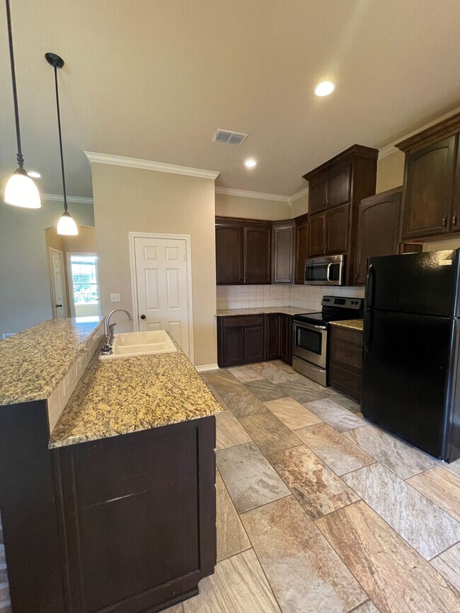 Foto del edificio - Beautiful 3-bed/2-bath with garage!