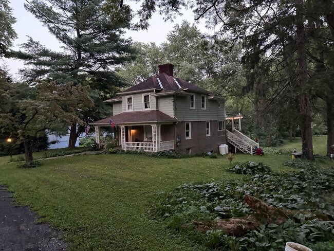 Foto del edificio - Riverfront home in a quiet spot, 3 acres, ...
