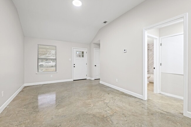 Building Photo - 660 Gilleas Rd