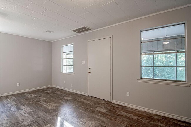 Building Photo - 165 Acorn