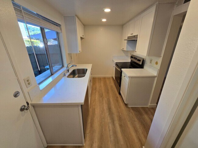 Foto del edificio - Spacious townhome in a well-maintained El Cajon complex