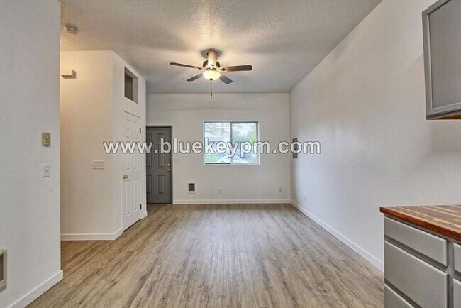 Building Photo - New Remodel! 1 Bed, 1 Bath Duplex Unit in ...