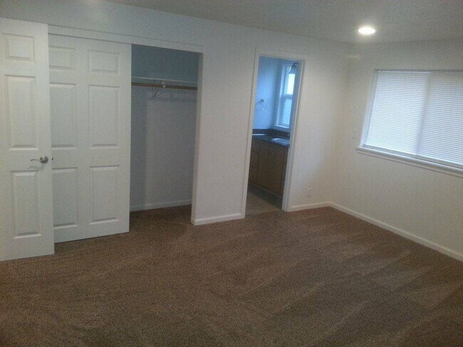 Building Photo - 1585 Distinctive Ct S