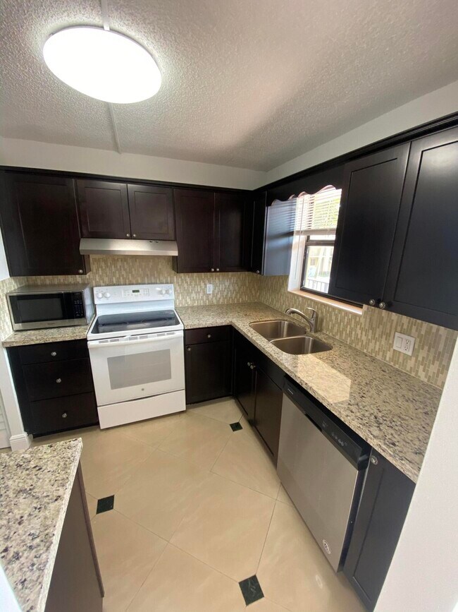 Building Photo - 11477 NW 39th Ct