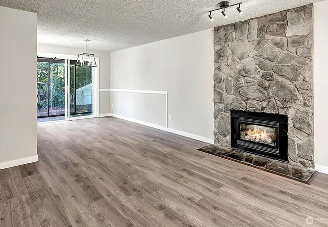 Building Photo - 4 bedroom delightful craftsman home in Cov...