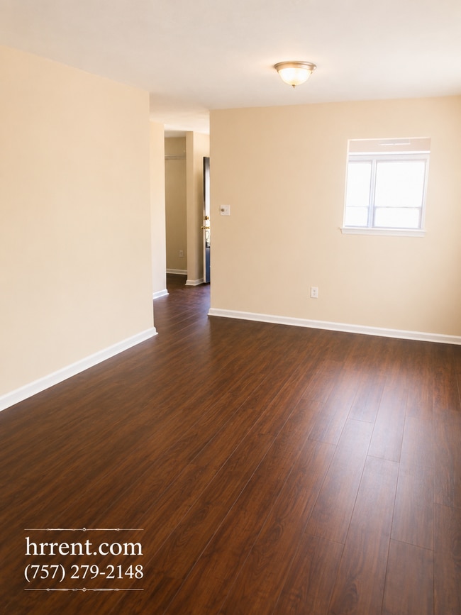 Building Photo - Amazing 3 Bedroom 2 Bathroom  Two-Story Single Family townhome located in the Nottingham-Westmore...