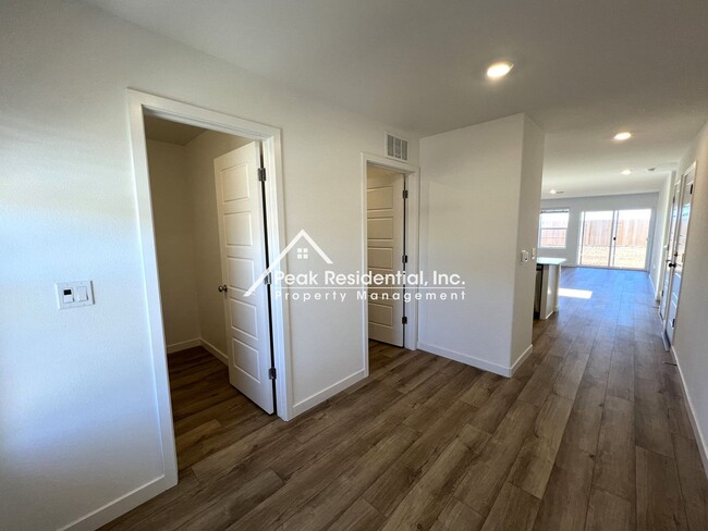 Foto del edificio - Brand New Rancho Cordova 4bd/2.5ba Home wi...