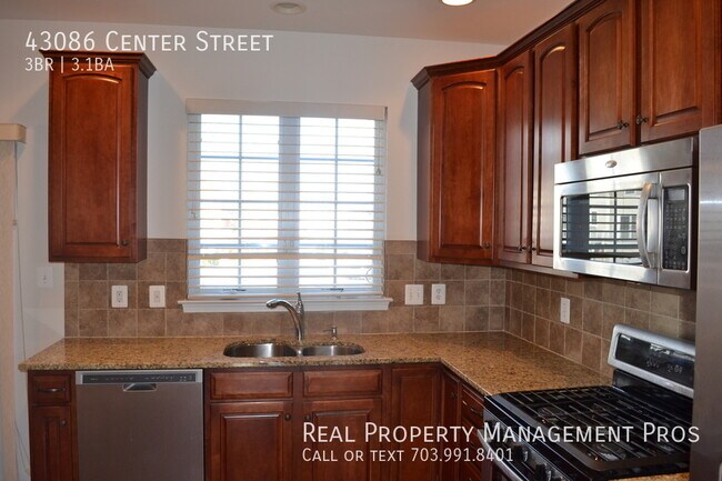 Building Photo - Beautiful 3 Bedroom 3.5 Bath Townhouse For...