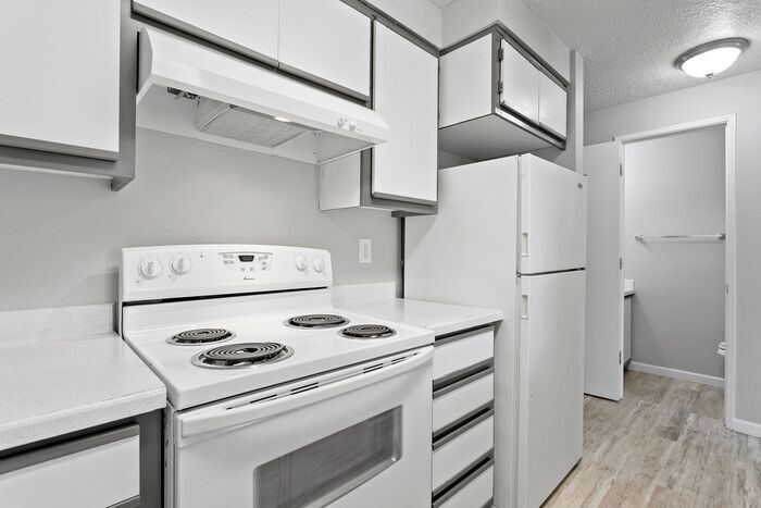 Foto principal - 2 bedroom unit. Pets OK! Lots of upgrades!...