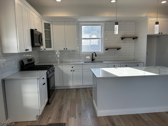 Building Photo - 10 Rowe Pl