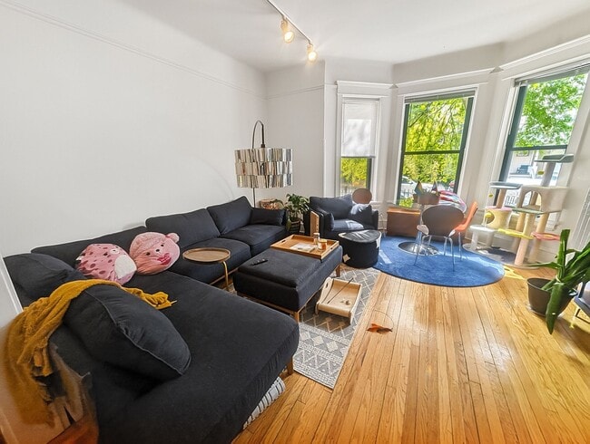 Building Photo - Very Spacious 2 BR/1 BA in Wrigleyville