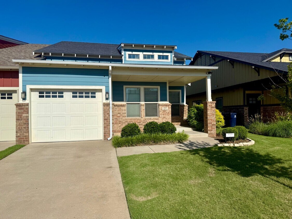 Updated 2 Bed, 2 Bath in Beautifully Well-Maintained Neighborhood - Updated 2 Bed, 2 Bath in Beautifully Well-Maintained Neighborhood