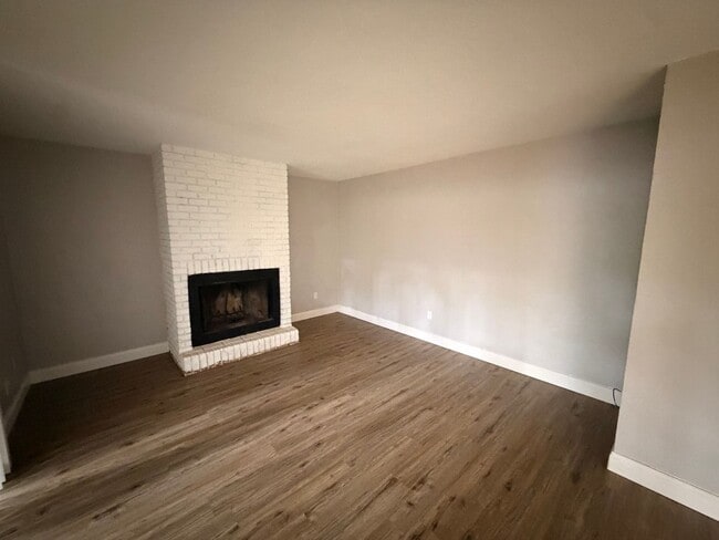 Building Photo - Charming 2BR/1.5BA Townhome - Ideal Location in Port Orange