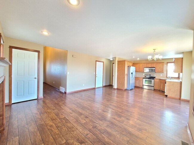 Building Photo - $2,300 -  3 Bed / 2.5 Bath Beautiful Spoka...
