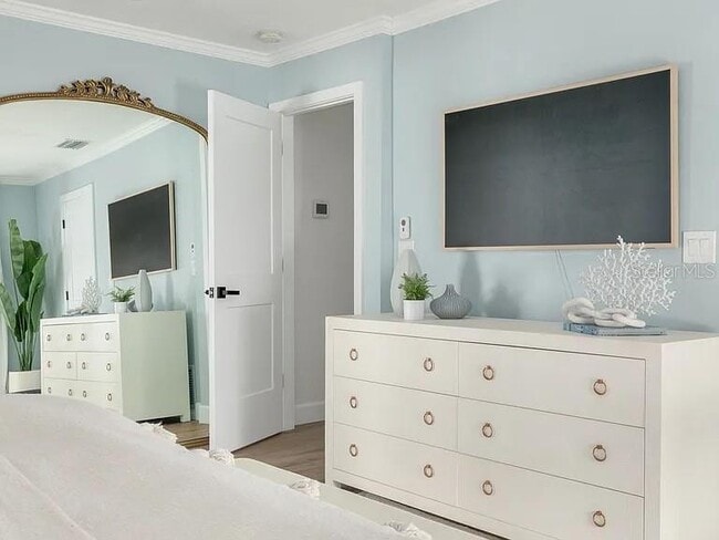 Building Photo - 1701 Sunset Dr