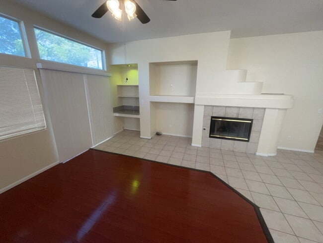 Building Photo - Don't miss out on this single-story home!