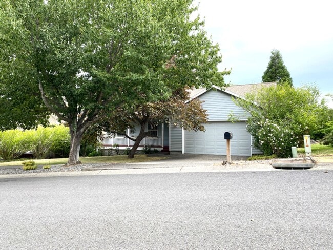 Building Photo - Private Hood River Home