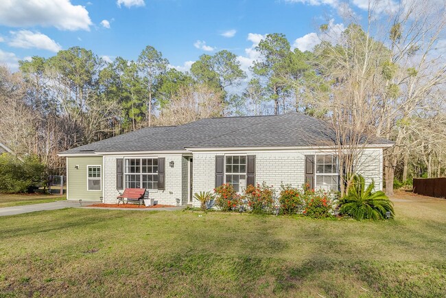 Foto del edificio - Updated 4 bedroom, 2 bathroom home coming ...