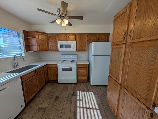 Foto del edificio - 4 Bedroom 2 Bathroom Sun Meadows Home