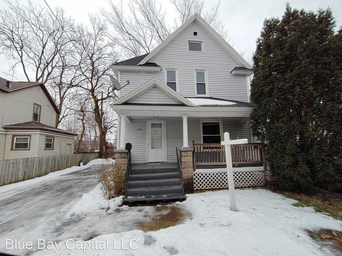 Primary Photo - 4 br, 1.5 bath House - 913 Neumaier Ct