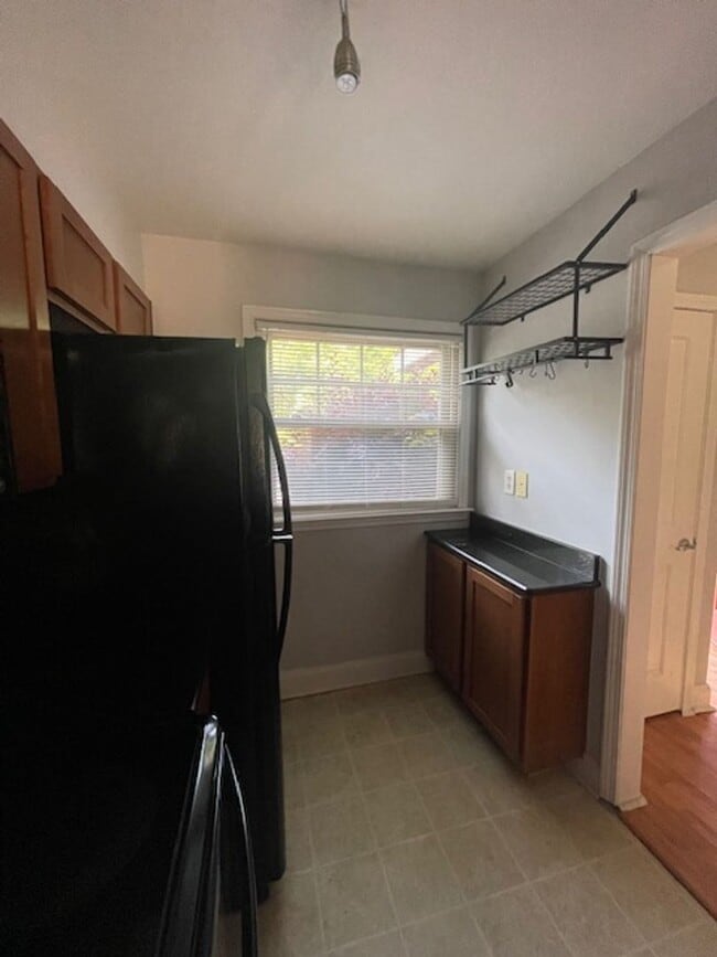 Building Photo - Must see this adorable 2 bedroom 1.5 bath ...