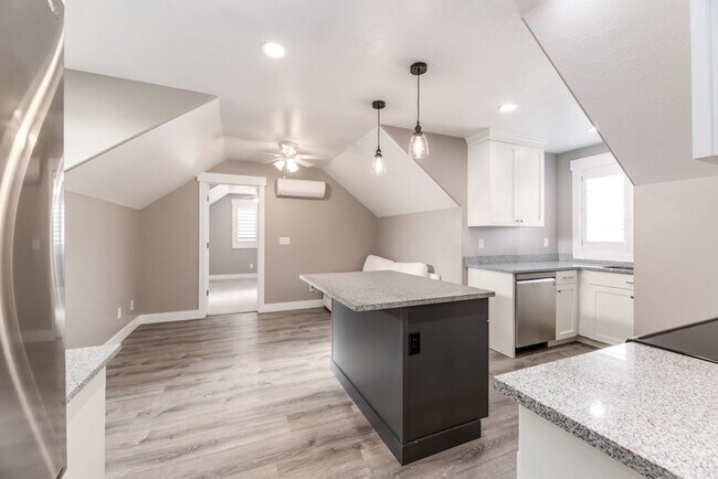 Building Photo - Stunning Above-Garage Apartment In Excelle...