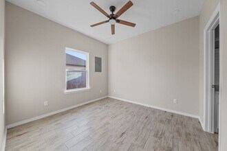 Building Photo - 2425 N Vly Cir