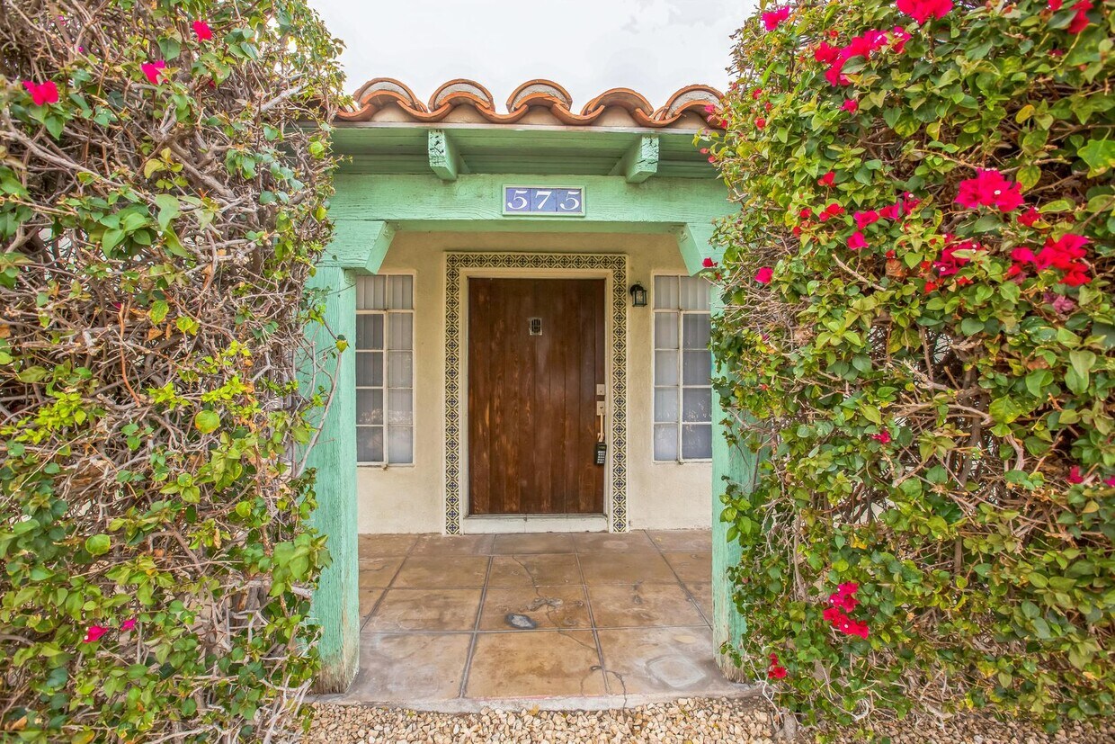 Primary Photo - 2 Bed / 2 Bath Spanish-Style Home with Det...