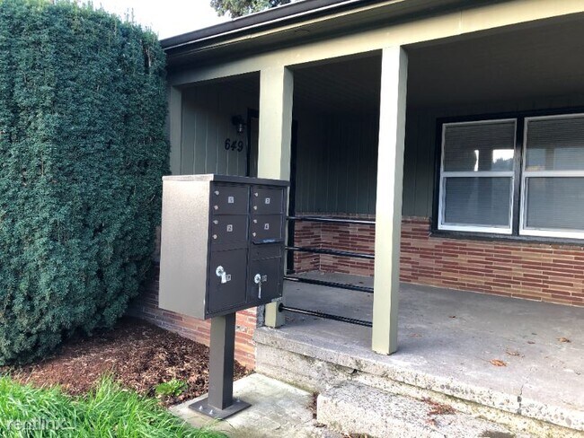 Building Photo - 2 br, 1 bath Townhome - 649 W Powell Blvd